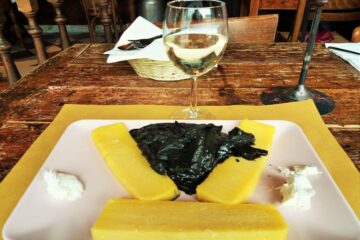 polenta con nero e pezzi di seppia