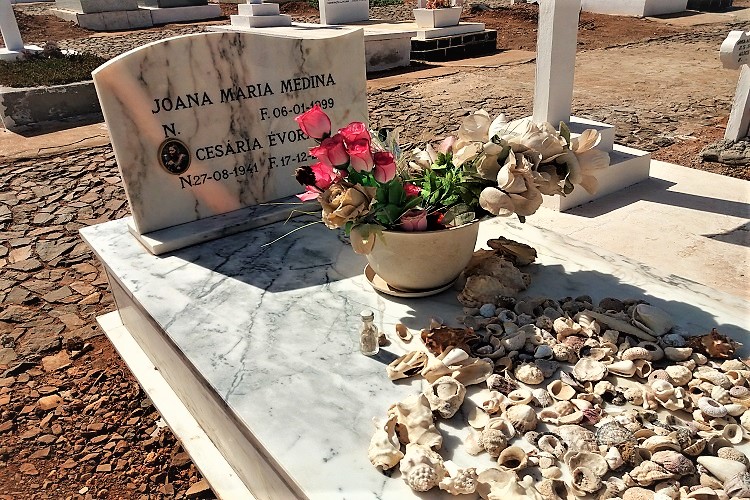 tomba di cesaria evora cimitero di mindelo capo verde - ammacucenà amma cucenà