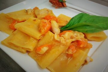 paccheri pescatrice pomodoro giallo e tarallo sbriciolato